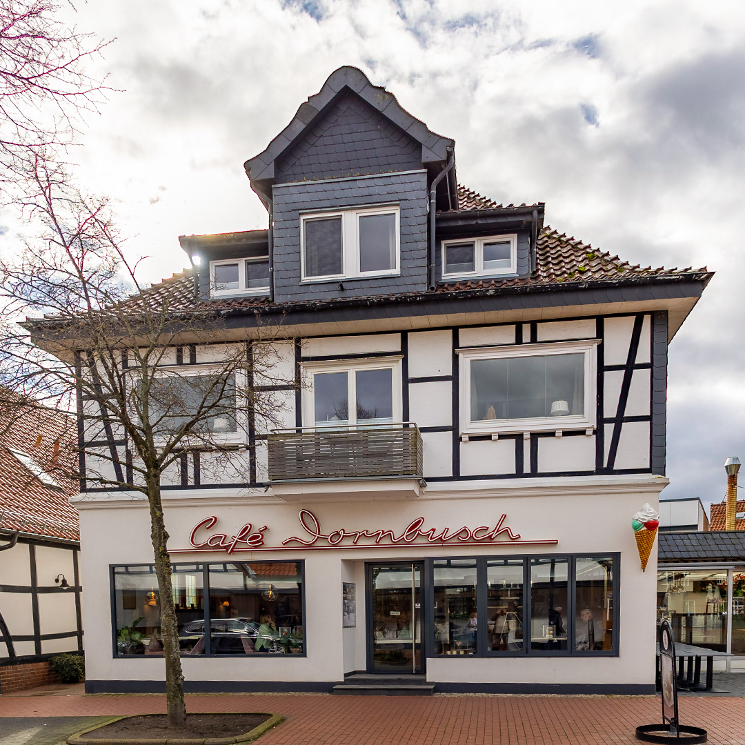 Gebäude namens Haus Dornbusch in Fachwerk-Optik