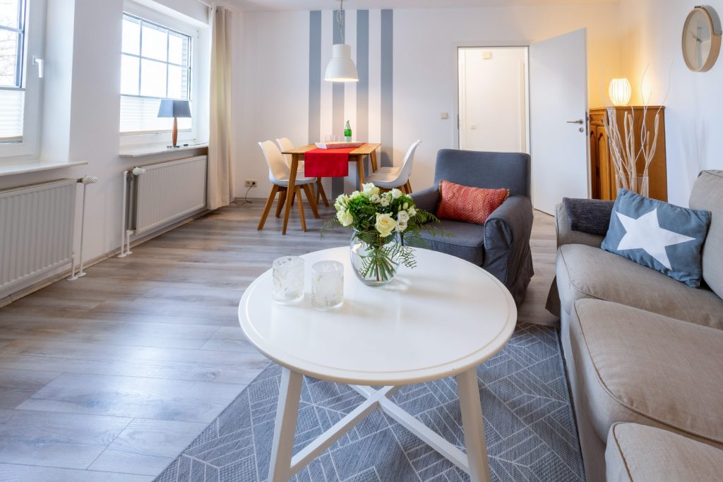 Couch und Beistelltisch