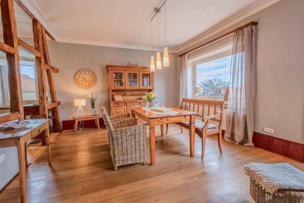 Esszimmer mit Massivholzmöbel