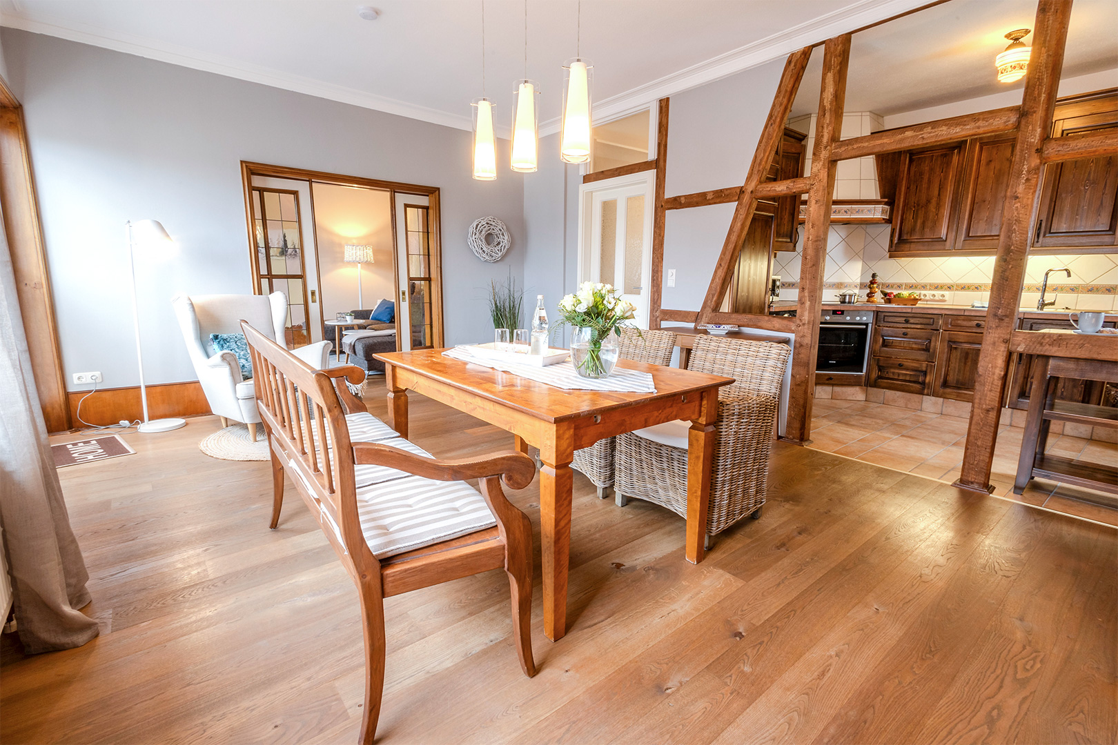 Essbereich und Küche mit Fachwerk-Elementen in der Ferienwohnung Zweisamkeit