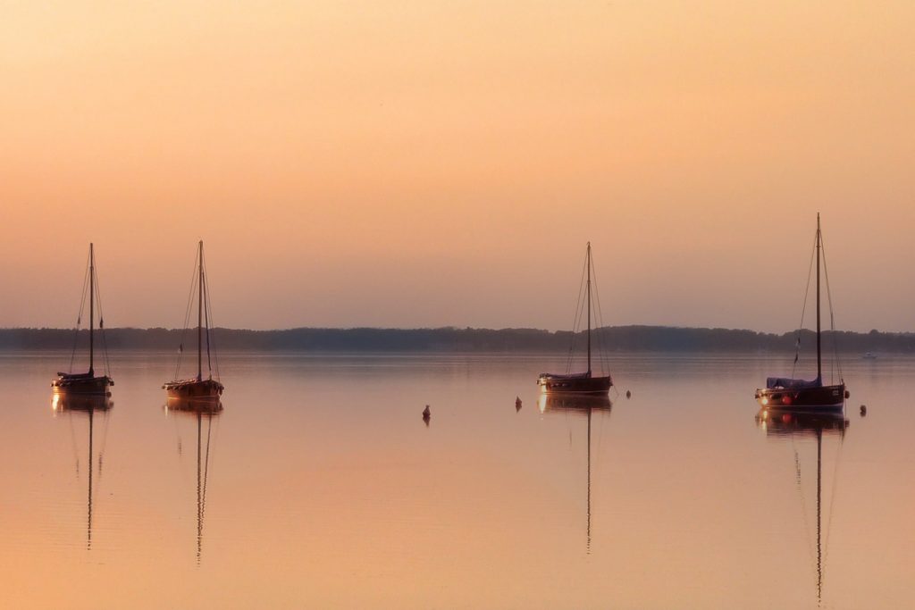 Segelschiffe in Abendlicht auf dem Steinhuder Meer.
