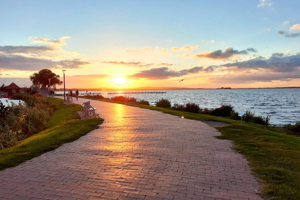 Promenade bei Sonnenuntergang am Steinhuder Meer